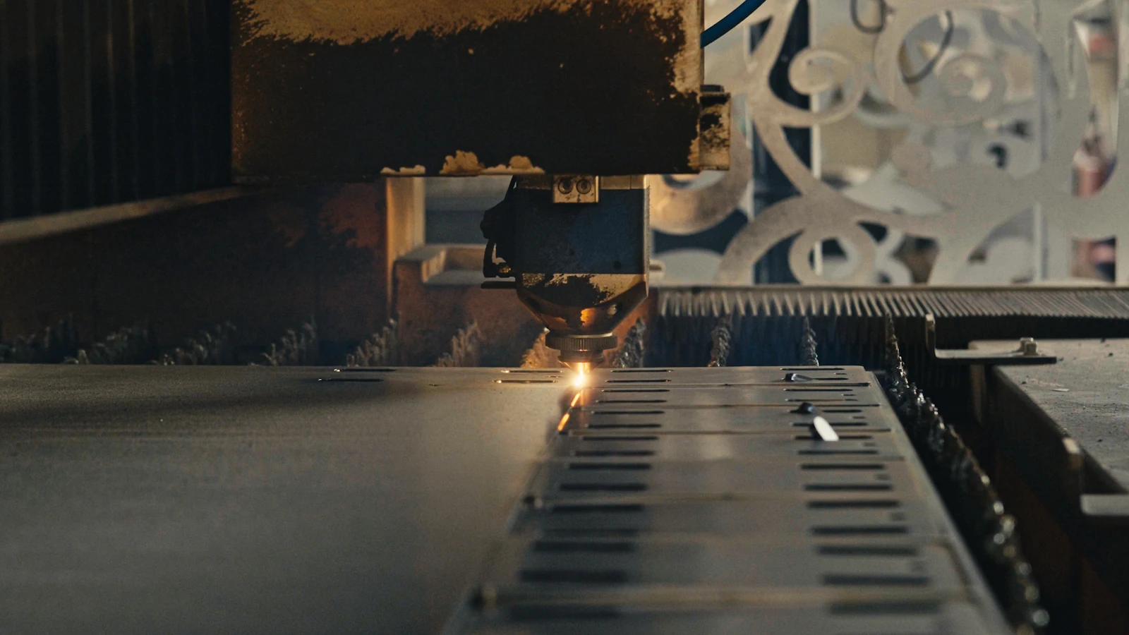 Lazer kesim makinesi metal levhayı keserken